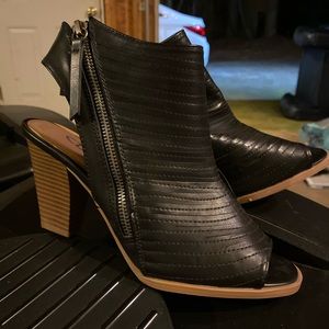 Chinese Laundry cute booties